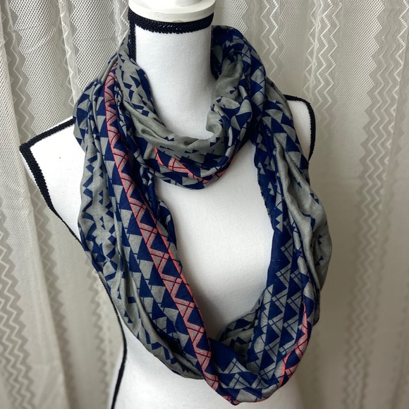 3/25 Evelyn K New York Scarf Geometric Shape Gray - Picture 4 of 11